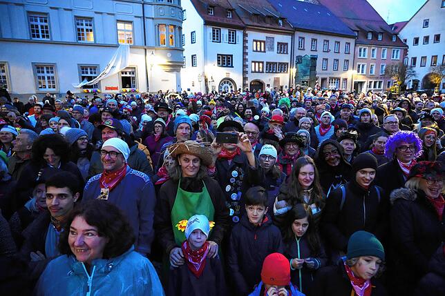 Eine fast unübersehbare Menschenmenge hat sich vor dem Rathaus versammelt.