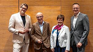 Abschied und Anfang: Christa Bader wurde als Vorständin der Volksbank Hochrhein verabschiedet, ihr Nachfolger ist Peter König (Zweiter ...
