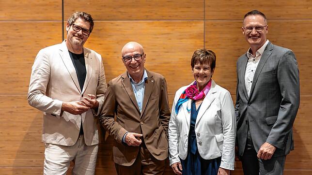 Abschied und Anfang: Christa Bader wurde als Vorständin der Volksbank Hochrhein verabschiedet, ihr Nachfolger ist Peter König (Zweiter ...