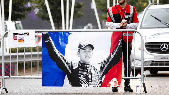 Am Eingang der Rennstrecke in Spa-Francorchamps ist ein Transparent mit dem Bild des verstorbenen französischen Rennfahrers Anthoine ...