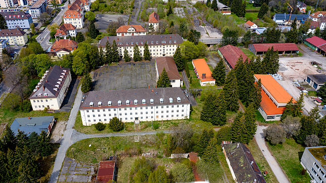 Blick aufs Kasernengelände Mangin. In den beiden gegenüberliegenden ehemaligen Kompaniegebäuden am Exerzierplatz sollen einige ...