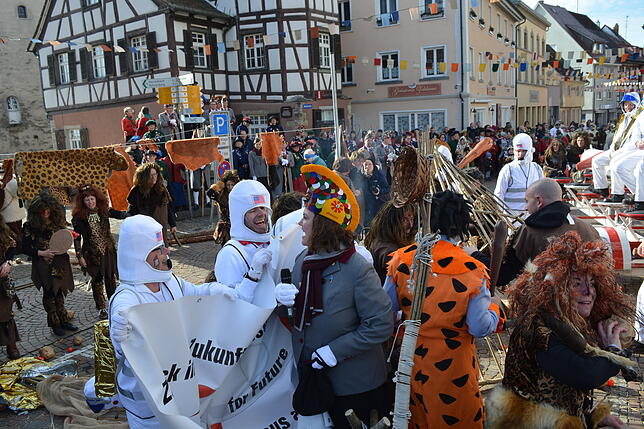 Bild 4: Bilder-Story: Rathaussturm und Narrenbaumsetzen der historischen Narrenzunft Markdorf