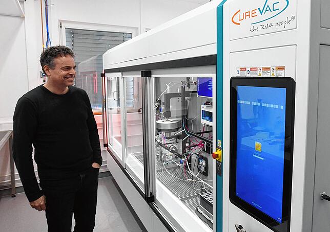 Ingmar Hoerr, Gründer von Curevac, vor dem RNA-Drucker, der den neuen Impfstoff automatisiert millionenfach herstellen soll.