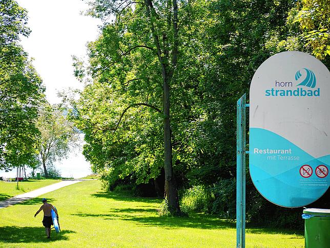 Das Strandbad Hörnle. Der Kiosk hat offen, die Liegewiese lädt zum Sonnen ein. Nur gebadet werden darf nicht. So will es das Land ...