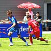 Nicht zu stoppen: Der Jestetter Marek Bleise (links) von der U19 des SC Freiburg mischte sich auch in die Angriffe ein. Hier lässt er ...