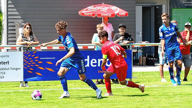 Nicht zu stoppen: Der Jestetter Marek Bleise (links) von der U19 des SC Freiburg mischte sich auch in die Angriffe ein. Hier lässt er ...