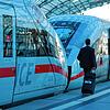Ein Reisender zieht einen Rollkoffer neben einem ICE auf dem Bahnsteig des Berliner Hauptbahnhofs. Die Gewerkschaft der Lokomotivführer ...