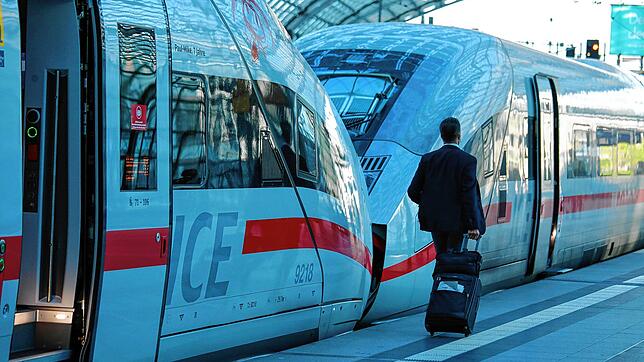 Ein Reisender zieht einen Rollkoffer neben einem ICE auf dem Bahnsteig des Berliner Hauptbahnhofs. Die Gewerkschaft der Lokomotivführer ...