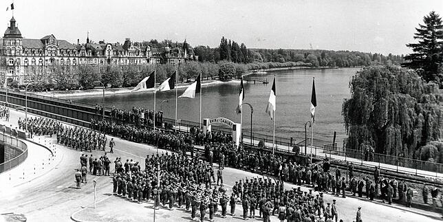 Parade der Franzosen auf der Rheinbrücke