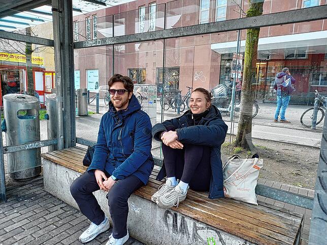 David Melzer (von links) und Olivia Nölle warten am Zähringerplatz auf die Linie 908, die in die Schweiz fährt. Es ist die einzige ...