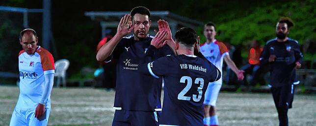 Bild 1: VfB Waldshut feiert 9:0-Kantersieg beim FC Rot-Weiß Weilheim &ndash; und wir haben Bilder!