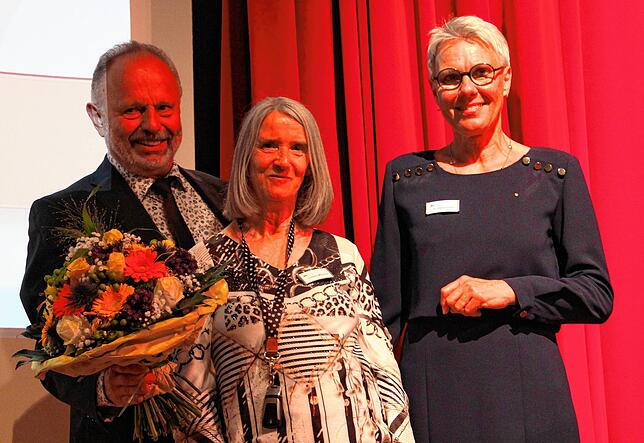 Stadtrat Hermann Leiz (links, CDU) überreicht Cornelia Messmer (Mitte), der Tochter der beiden Stifter Erika und Werner Messmer, ...