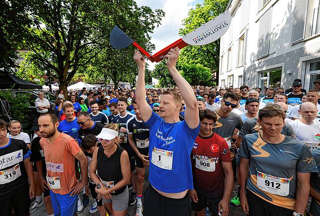 Gab das Startsignal, um anschließend selbst vier Runden beim Firmenlauf zu absolvieren: OB Simon Gröger zusammen mit 1112 anderen ...