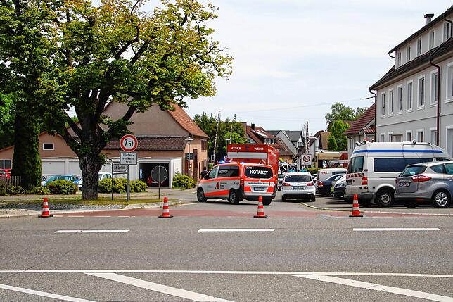 Die Riedstraße ist vorübergehend für den Autoverkehr gesperrt. Wann der Bahnübergang frei ist und damit auch der Straßenverkehr wieder ...