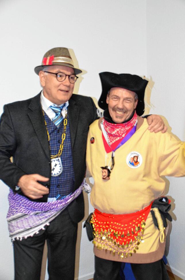 Ein Abschied: Der letzte Auftritt von Horst Hall (links) als Ortsvorsteher mit Thomas Schwaber vom Aasener Narrenverein Weiherliit. Für ...