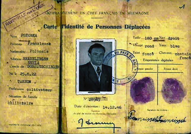 Der nach dem Krieg ausgestellte Ausweis von Franciszek Pszczonka gibt Hinweise darauf, wo er zuvor als Zwangsarbeiter lebte und ...