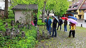 Ortstermin des Ortschaftsrates Pfaffenweiler rund um das Ehrenmal. Der Gedenkstätte soll wieder angemessene Würde und Ausstrahlung ...