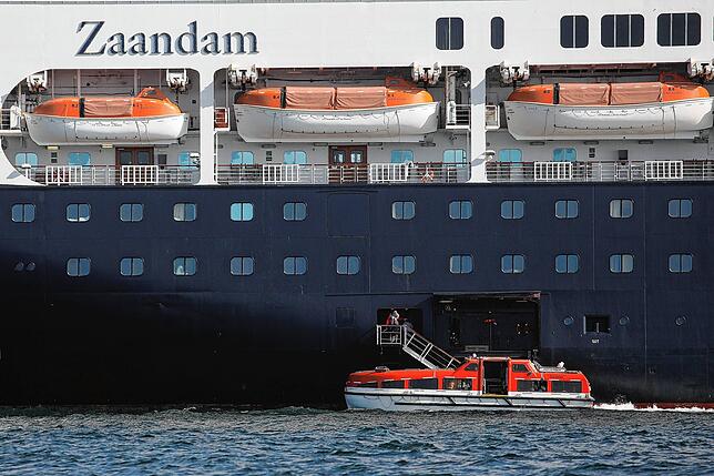 Ein Bild der Rettungsmission: Gesunde Passagiere verlassen die „Zaandam“.