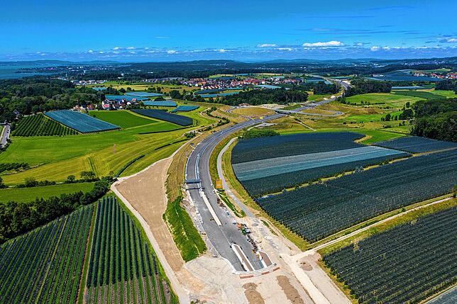 Hier geht‘s unter die Erde: Der Anfang des Tunnels in Waggershausen, fotografiert im Juli 2020.