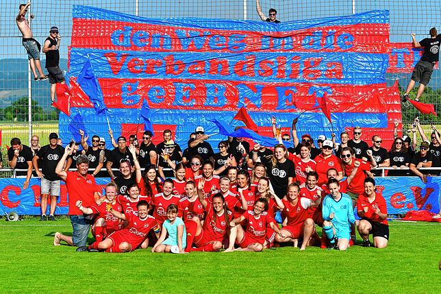 Bild 3: SV Niederhof steigt nach 3:2-Sieg bei der SG Ebnet in die Verbandsliga auf &ndash; und wir haben Bilder!