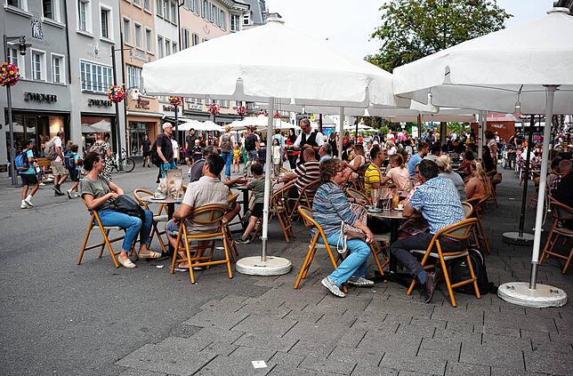 Obere Marktstätte, kostenpflichtig: Die Gastronomie nimmt erhebliche Teile des öffentlichen Raums in Anspruch; hier einen Sitzplatz zu ...