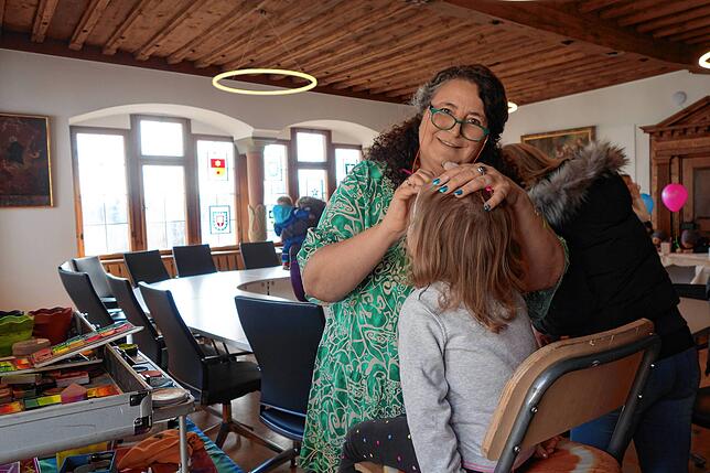 Bei Corinna Theis standen die Kinder im Bürgersaal Schlange, um sich vom Profi bunte Motive ins Gesicht schminken zu lassen.