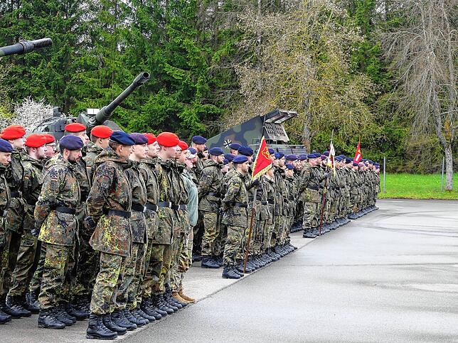 Paradeaufstellung des Artilleriebataillons 295 anlässlich der Fahnenbandverleihung.
