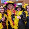 Die Weiberfasnacht ist bunt. Gleiche Farbe &ndash; gleiche Gruppe.