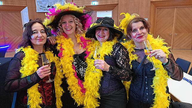 Die Weiberfasnacht ist bunt. Gleiche Farbe &ndash; gleiche Gruppe.