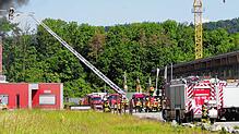 Brand bei Eisen-Pfeiffer am Pfingstmontag: Zahlreiche Feuerwehrleute waren mit dem Löschen beschäftigt.