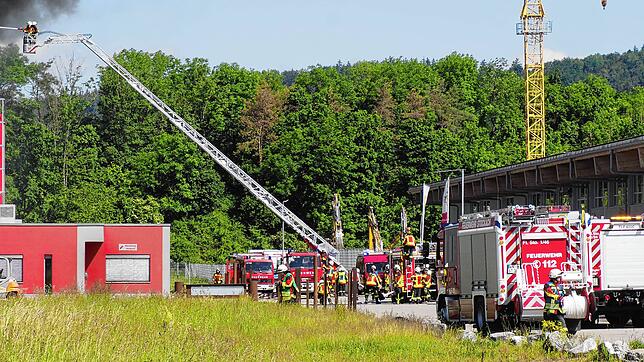 Brand bei Eisen-Pfeiffer am Pfingstmontag: Zahlreiche Feuerwehrleute waren mit dem Löschen beschäftigt.