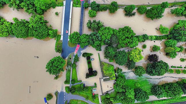 Das Hochwasser des Flusses Schussen überschwemmt Teile von Meckenbeuren.