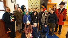 Eine Unterrichtsstunde in Sachen alemannischer Fasnacht erhalten die Schülerinnen und Schüler der Klasse 5b der Schlüchttal-Schule ...
