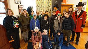 Eine Unterrichtsstunde in Sachen alemannischer Fasnacht erhalten die Schülerinnen und Schüler der Klasse 5b der Schlüchttal-Schule ...