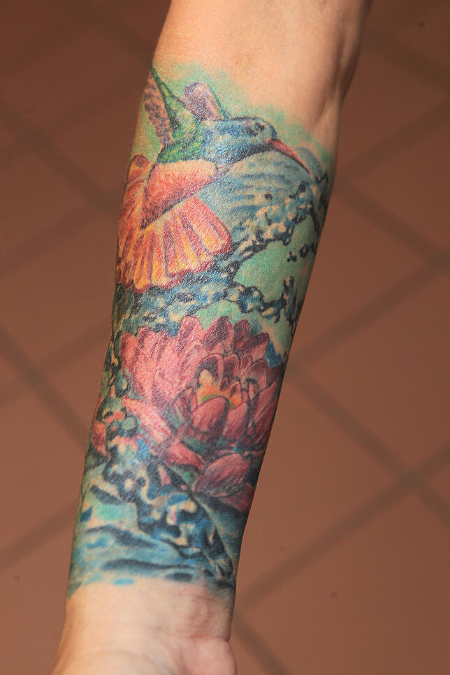 Das bunte Tattoo am Unterarm soll auch Narben verdecken.