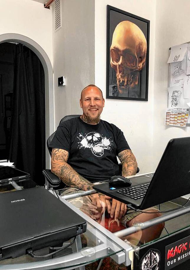 Arbeitet seit 2015 im Cry Later Tattoo & Piercing Studio und hat derzeit alles andere als Auftragsmangel: Andy Schneider.