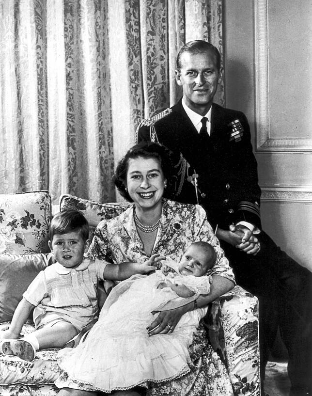 Lächelnd posiert die britische Prinzessin Elizabeth Anfang 1951 mit ihrem Mann Philip, Herzog von Edinburgh, und den beiden Kindern, dem ...