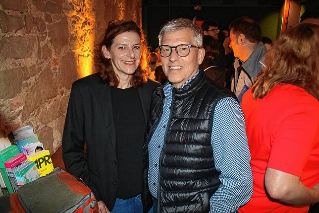 Mischen sich ebenfalls unter die Besucher: Bürgermeister Robert Scherer und seine Frau Tina.
