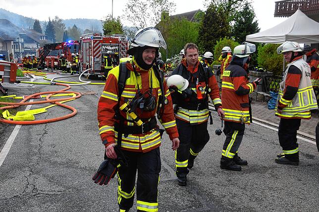 Zahllose Atemschutzträger bekämpften über Stunden das Feuer in Rickenbach.