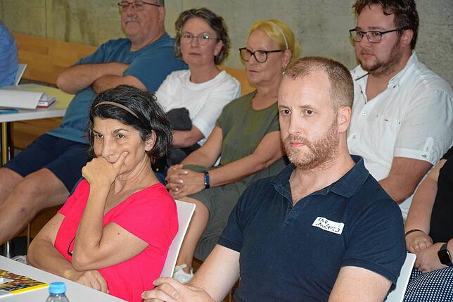 Für die AfD kritisierte Gemeinderätin Nana Wellisch (links) den geplanten Solarpark der Stadtwerke Bad Säckingen. Rechts im Bild ...