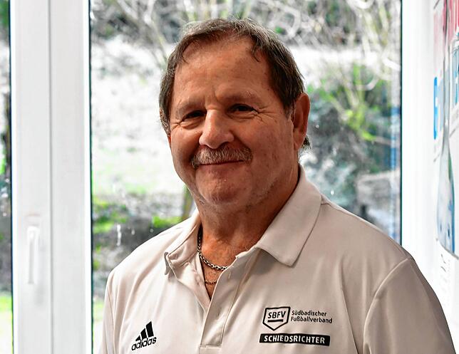 Kurt Schneeberger (70) vom SV Karsau ist seit 32 Jahren als Schiedsrichter im Bezirk Hochrhein aktiv. Bei seinem Heimatverein spielte er ...