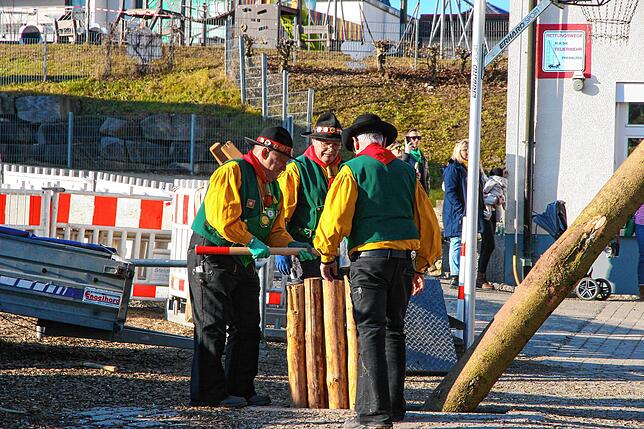 Bild 23: Weitere Bilder vom Stellen des Jubiläumsbaums durch die Froschzeller Holzer