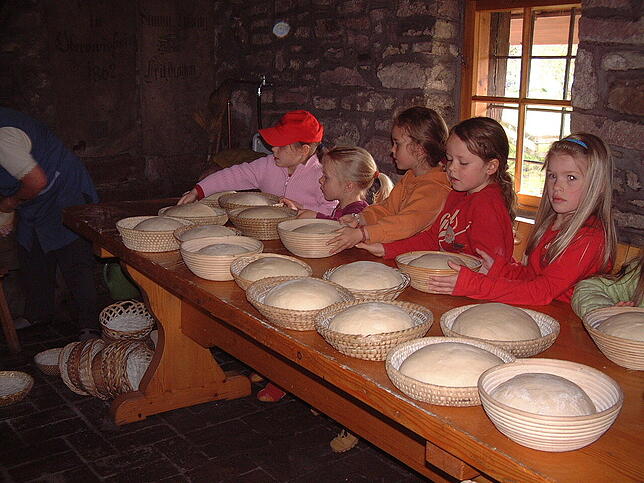 Für Kinder und Jugendliche ist es immer spannend beim Brotbacken mit dabei zu sein.