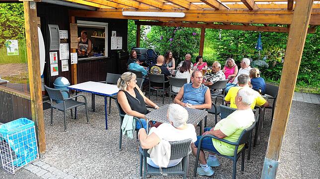 Der Kiosk am Spieleland in Tennenbronn lädt vor allem in den Abendstunden zum gemütlichen Beisammensein ein. Foto: Stephan Hübner