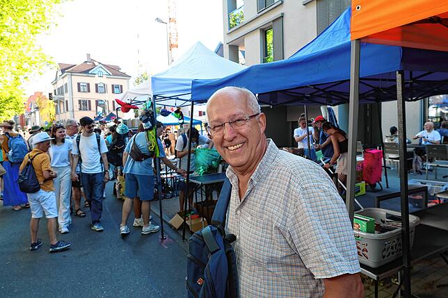Bild 28: Mega Flohmarkt in Konstanz und Kreuzlingen: die ersten Besucher schlendern über die Verkaufsflächen