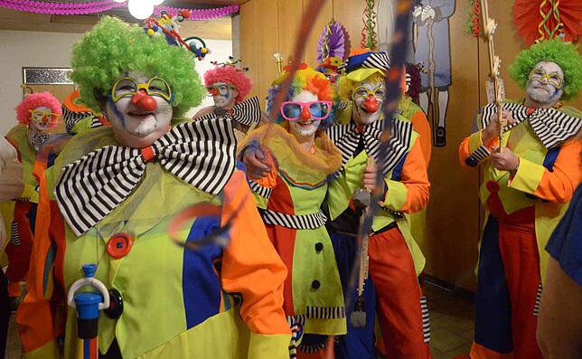 Konnten es gar nicht bunt genug treiben: die Clowns mit ihrem später prämierten Gruppen-Kostüm.