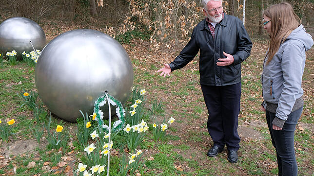 Es war noch Frühling, als die Marburger Theologiestudentin Anabel Platalla die Absturzstellen und Gedenkstätten für den Flugzeugabsturz ...