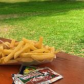 Hungrige Badegäste bekommen im Litzelstetter Strandbad die Portion Pommes für 4 Euro – inklusive Ketchup und Mayo.