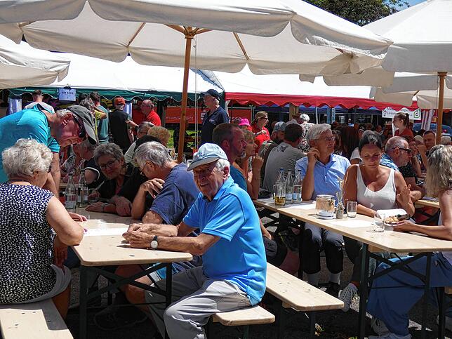 Auch von außerhalb waren viele Besucher zum Dogerner Dorfest gekommen.