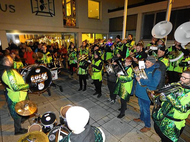 Bild 26: Der Narrenverein feiert mit der Bevölkerung den Beginn der Fasnacht auf dem Rathausplatz